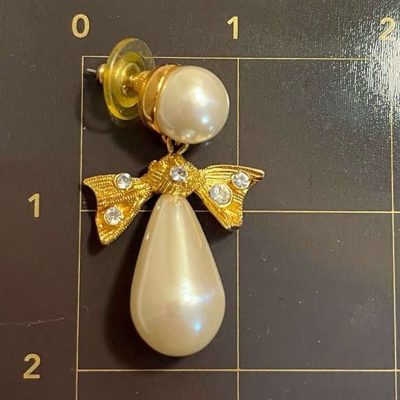 VINTAGE MARVELLA GOLD TONE WITH FAUX PEARL DANGLE AND ELEGANT CRYSTAL ACCENTS